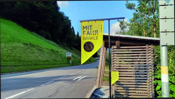 Das Mitfahrbänkle im Großen Walsertal: Eine ideale Ergänzung zu den Öffis