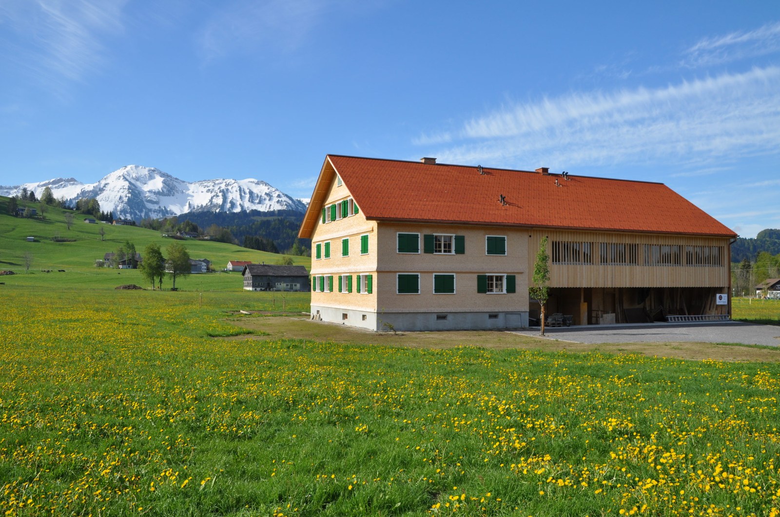 Haus Nenning Hittisau, nach der Sanierung, außen im Frühling, CR Hermann Nenning