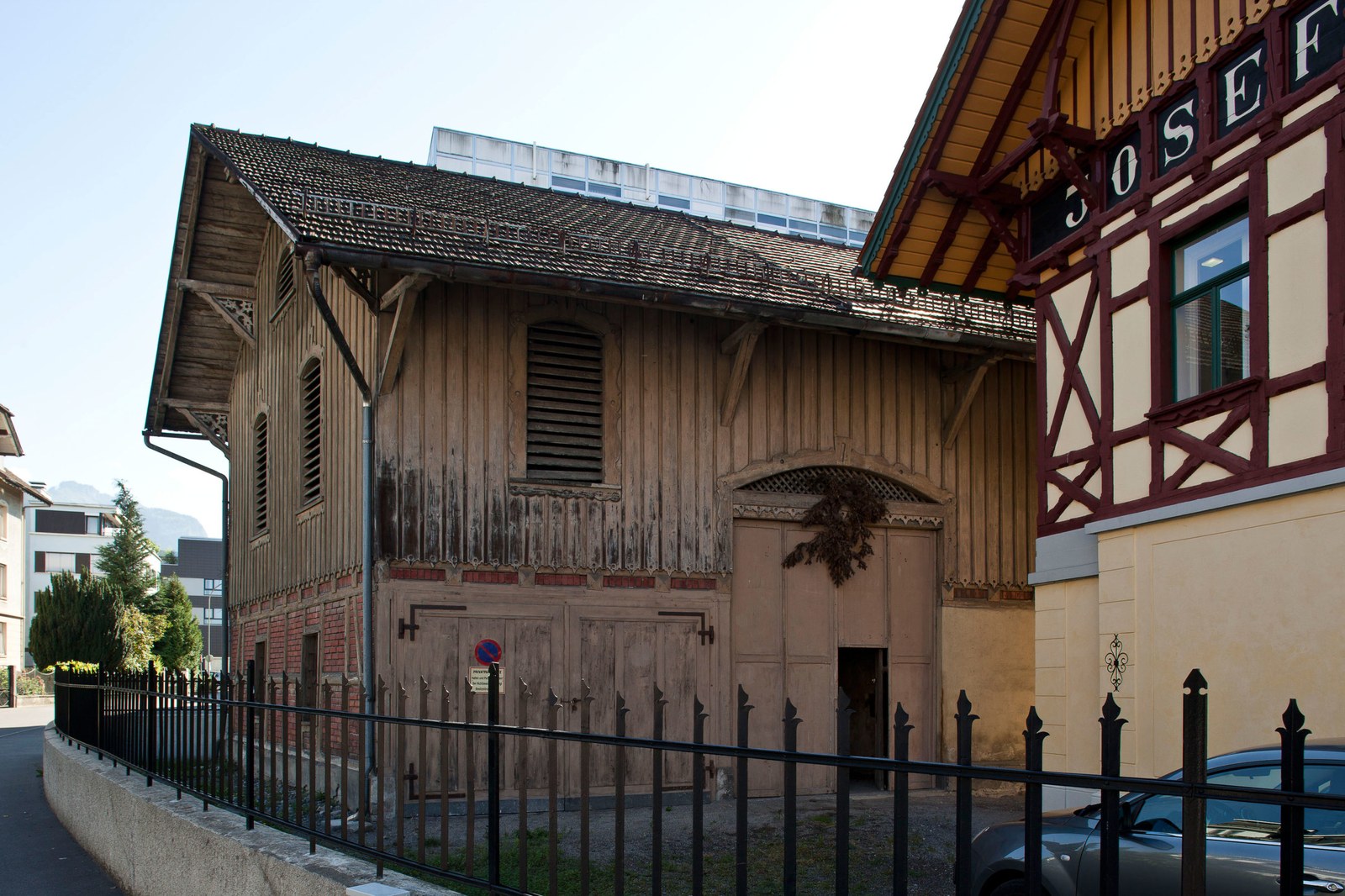 Oeconomie-Gebäude Josef Weiss, Dornbirn, vor der Sanierung, Außenansicht, CR Darko Todorovic