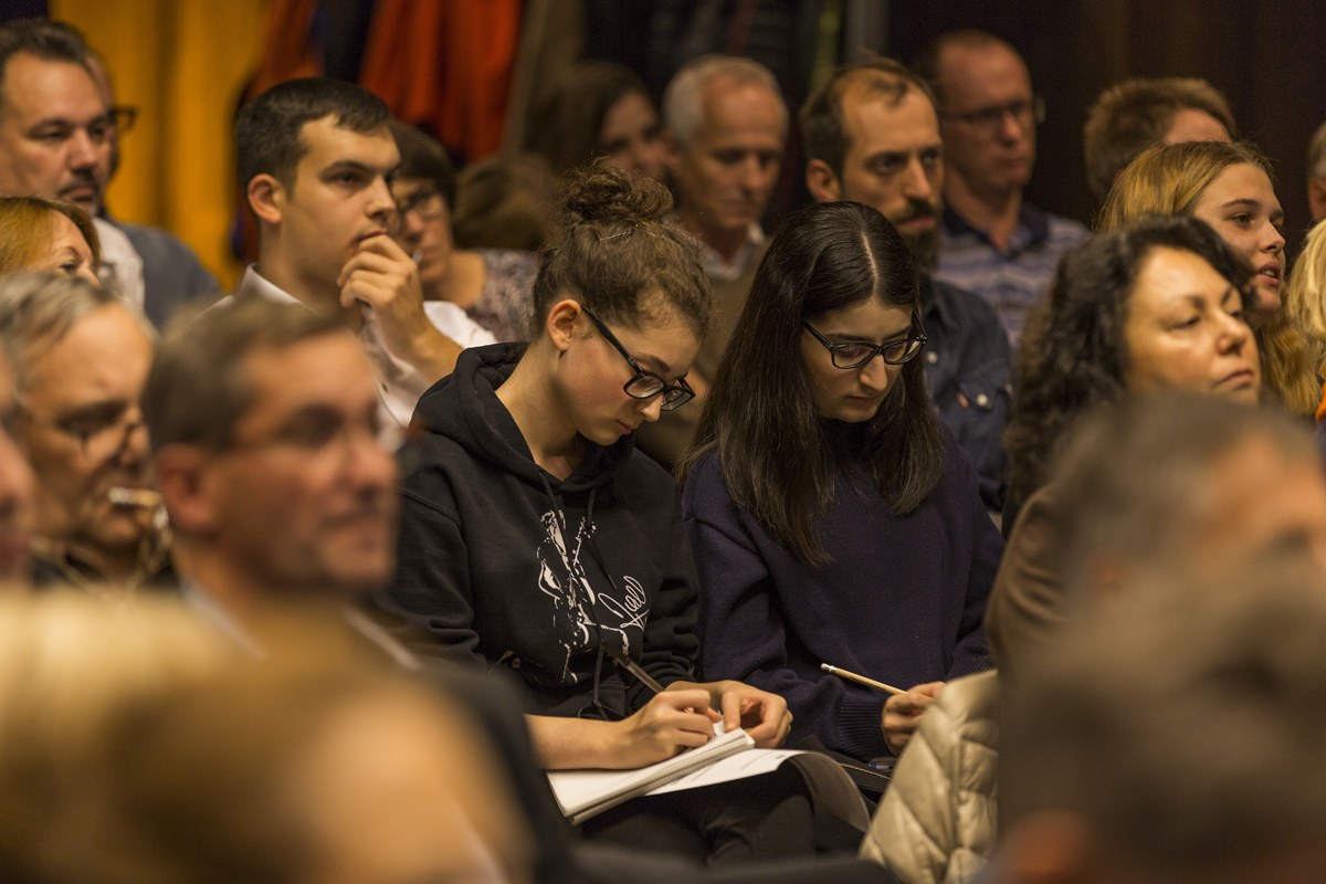 Zahlreiche aufmerksame Besucherinnen und Besucher bei der Energie Lounge 2017. Bildnachweis Darko Todorovic.