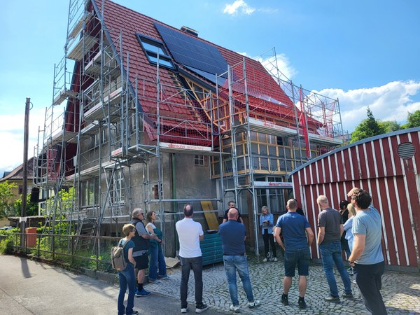 Stadtvilla aus dem Dornröschenschlaf geholt und Nachverdichtung im Mehrgenerationenhaus Stadtvilla aus dem Dornröschenschlaf geholt und Nachverdichtung im Mehrgenerationenhaus